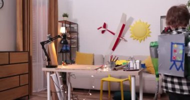 Genç mühendis. Elektronik konusunda tutkulu bir çocuk. Küçük çocuk. Çocuklar için icatlar ve yaratıcılık. Tamirat, eğitim faaliyetleri konsepti.