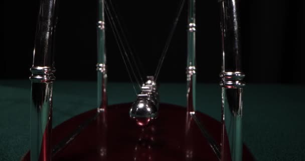 De chromen ballen van een Newtons Cradle collidin. Newton ballen bewegen. — Stockvideo
