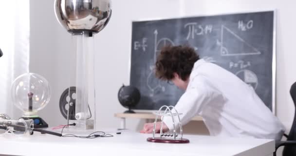 Мальчик проводит физические эксперименты с электричеством, плазменным шаром и генератором Ван де Граффа. — стоковое видео