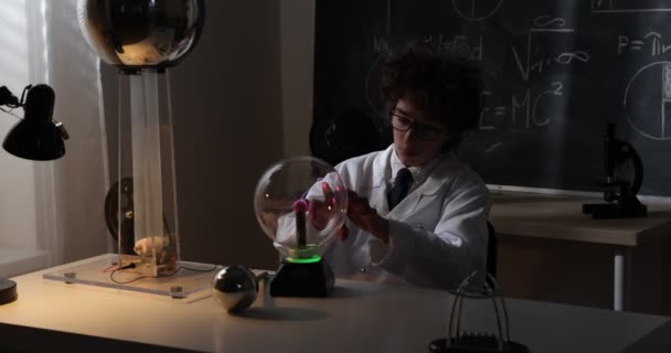 Schooljongen experimenteert met natuurkunde. Jonge student doet natuurkunde experiment in de klas — Stockvideo