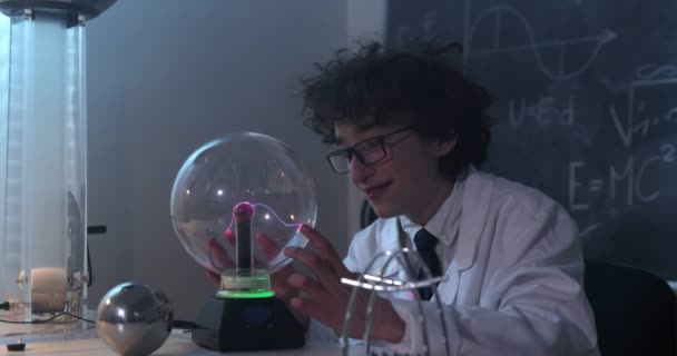 Studente che sperimenta in classe di fisica. Giovane studente che fa esperimenti di fisica in classe. — Video Stock