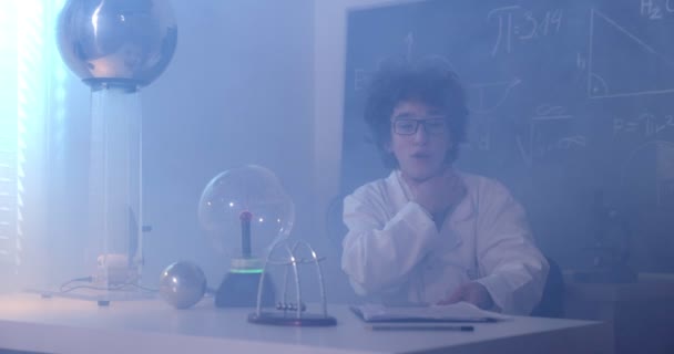 Školák experimentuje ve třídě fyziky. Mladý student dělá fyzikální experiment ve třídě. — Stock video