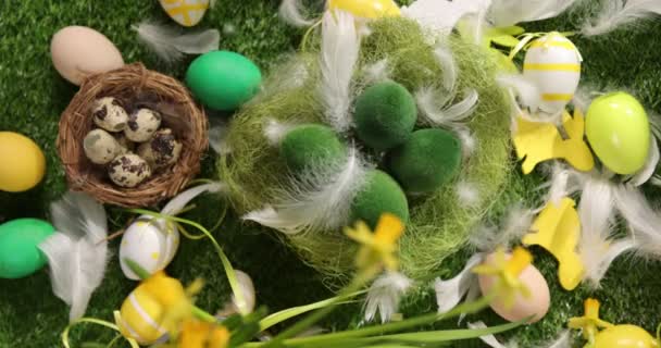 Colorful Easter eggs on the grass. Top view rotating of colorful easter eggs lying on green easter background. — Stock Video