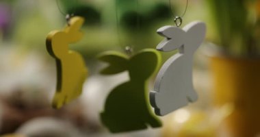 Paskalya tavşanı ve yumurta sepeti. Mutlu Paskalyalar. Şenlikli ahşap süsleme. Tatil konsepti, bahar zamanı. Yüksek kalite 4K sancak.