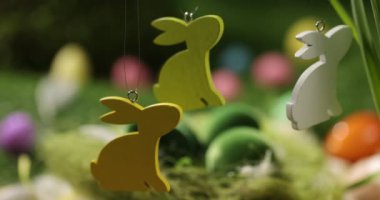 Paskalya tavşanı ve yumurta sepeti. Mutlu Paskalyalar. Şenlikli ahşap süsleme. Tatil konsepti, bahar zamanı. Yüksek kalite 4K sancak.