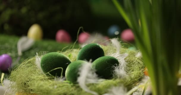 Huevos de Pascua en canasta, plumas cayendo. Huevos y plumas de Pascua en una cesta girando sobre un fondo de Pascua. — Vídeo de stock