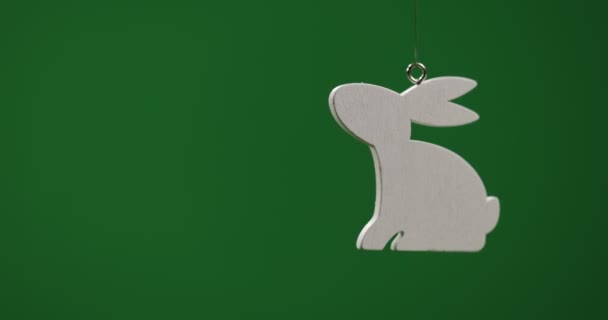 Деревянный кролик на зеленом экране. Счастливой Пасхи. Праздничное деревянное украшение. Концепция праздника, весна. Высококачественный 4k footag. — стоковое видео