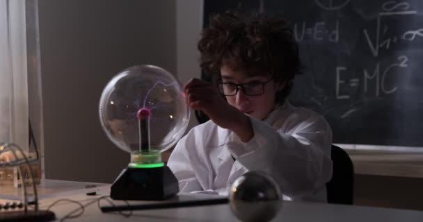 Colegial experimentando en clase de física. Joven estudiante haciendo un experimento de física en el aula — Vídeo de stock