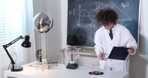 Školák experimentuje ve třídě fyziky. Mladý student dělá fyzikální experiment ve třídě — Stock video