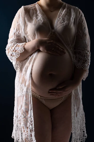 Femme enceinte caressant son ventre. Femmes enceintes ventre — Photo