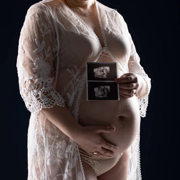 Pregnant woman caressing her belly. Pregnant womans belly — Stock Photo, Image