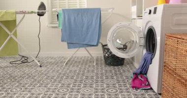 Landry 'i çamaşır makinesine atmak. Kirli çamaşırları yıkıyorum..