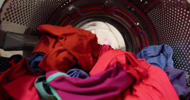 Вид изнутри стиральной машины, мужчина вынимает белье — стоковое видео