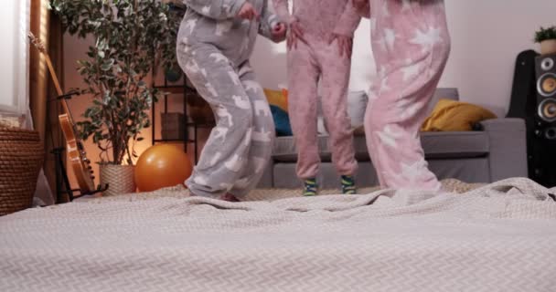 Amigos femininos se divertindo juntos na festa em casa. Yonung mulher em onesies engraçados no pijama festa. — Vídeo de Stock