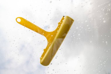 Temizlik ve temizlik aksesuarları, eldivenler, sprey, süngerler, gökyüzündeki pencereler için kazıyıcı