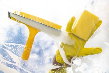 deterjan ile pencere bölmesini Temizleme