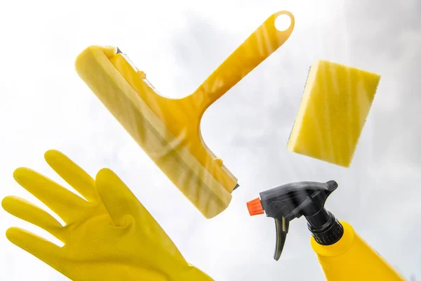 Accesorios de limpieza y limpieza, guantes, spray, esponjas, rascador para ventanas en el cielo — Foto de Stock