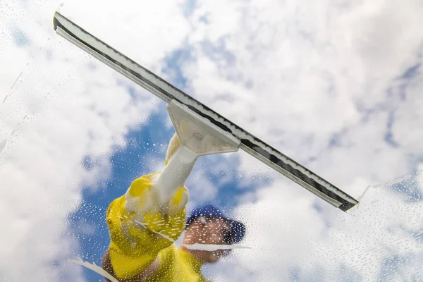 Vetro Finestra Pulizia Con Detergente — Foto Stock