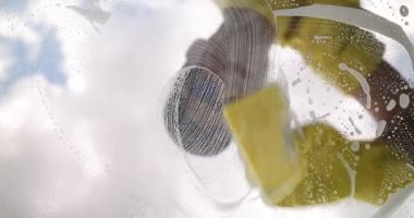 Sünger temizleme cam penceresi olan pencere temizleyicisi, kenar resmi temizliyor