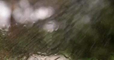Pencere camında kayan damlalar. Cama yağmur damlaları düşer