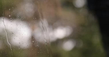 Pencere camında kayan damlalar. Cama yağmur damlaları düşer