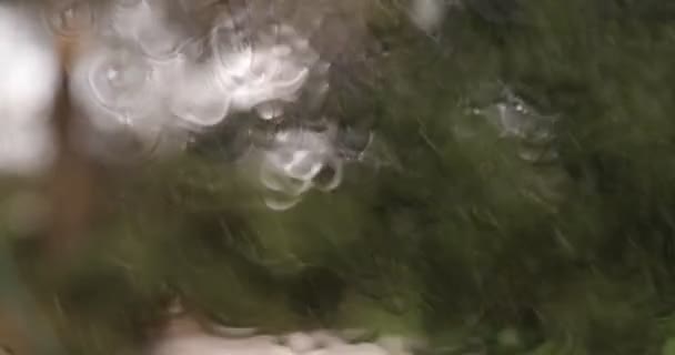 Gotas deslizando no vidro da janela. Gotas de chuva em vidro — Vídeo de Stock