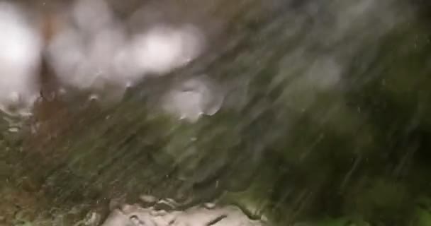 Gotas deslizando no vidro da janela. Gotas de chuva em vidro — Vídeo de Stock