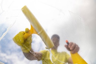 deterjan ile pencere bölmesini Temizleme