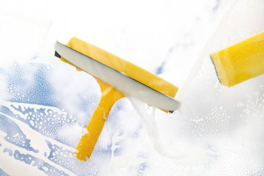 Temizlik ve temizlik aksesuarları, eldivenler, sprey, süngerler, gökyüzündeki pencereler için kazıyıcı