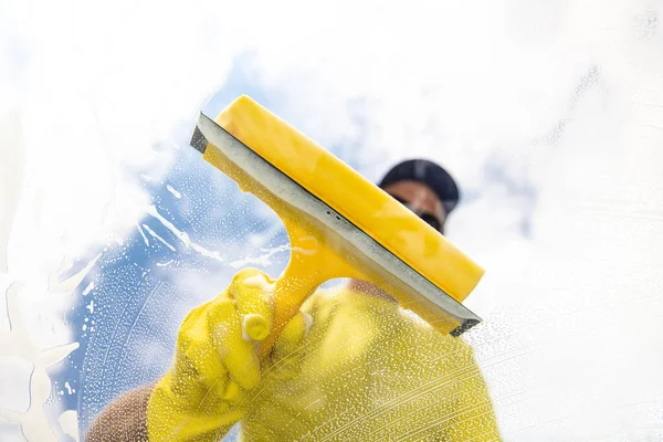 Cleaning window with squeegee. Cleaning conept image. — стоковое фото