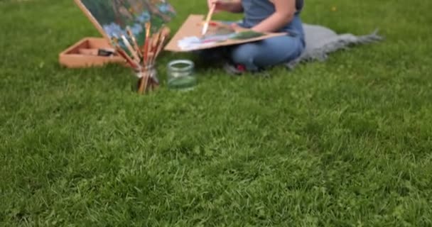 Uśmiechnięta Dziewczyna Maluje Płótnie Akwarelami Ogrodzie — Wideo stockowe