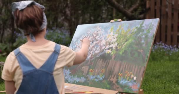 Nastolatka Malowanie Płótnie Ogrodzie — Wideo stockowe