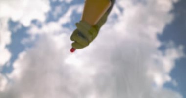 Sünger temizleme cam penceresi olan pencere temizleyicisi, kenar resmi temizliyor.