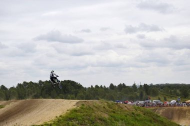 Motokros, pistte bir motosiklet yarışı.