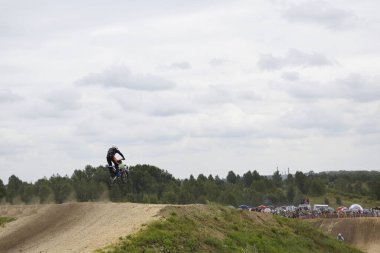 Motokros, pistte bir motosiklet yarışı.