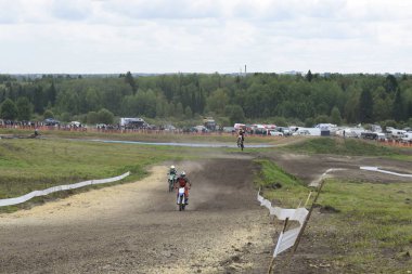 Motokros, pistte bir motosiklet yarışı.