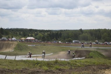 Motokros, pistte bir motosiklet yarışı.