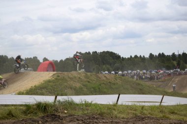 Motokros, pistte bir motosiklet yarışı.