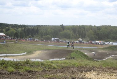 Motokros, pistte bir motosiklet yarışı.