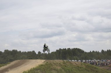 Motokros, pistte bir motosiklet yarışı.