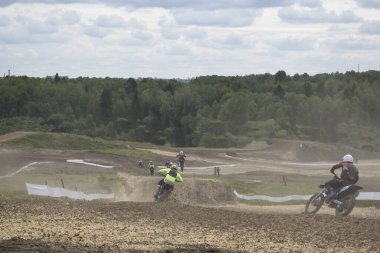 Motokros, pistte bir motosiklet yarışı.