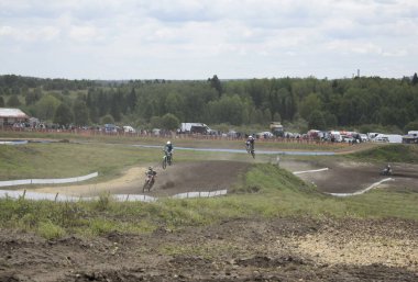 Motokros, pistte bir motosiklet yarışı.