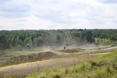 Motokros, pistte bir motosiklet yarışı.