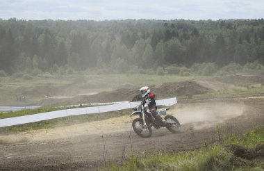 Motokros, pistte bir motosiklet yarışı.