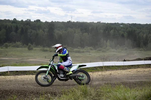 Motocross Μια Μοτοσικλέτα Αγωνιστικά Ανταγωνισμού Στην Πίστα — Φωτογραφία Αρχείου