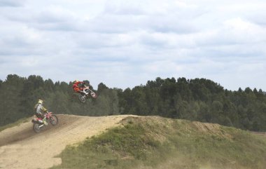 Motokros, pistte bir motosiklet yarışı.