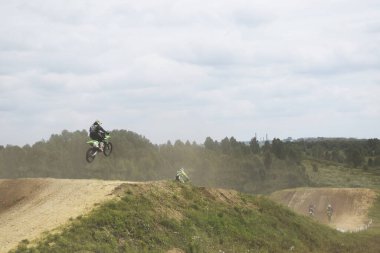 Motokros, pistte bir motosiklet yarışı.
