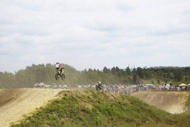 Motokros, pistte bir motosiklet yarışı.