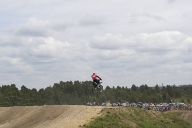 Motokros, pistte bir motosiklet yarışı.