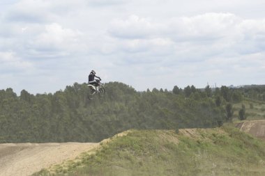 Motokros, pistte bir motosiklet yarışı.